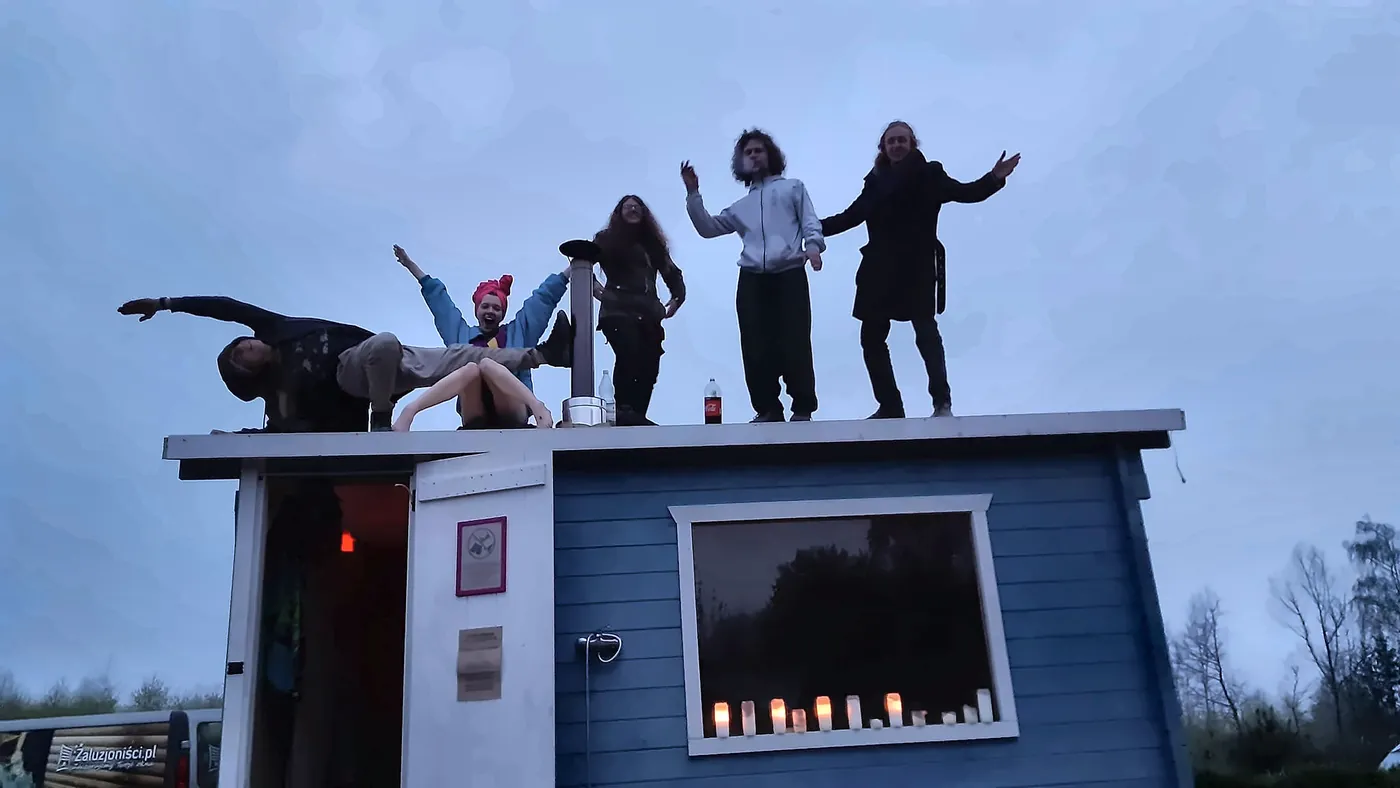 Mobile sauna with the festival crew on its roof