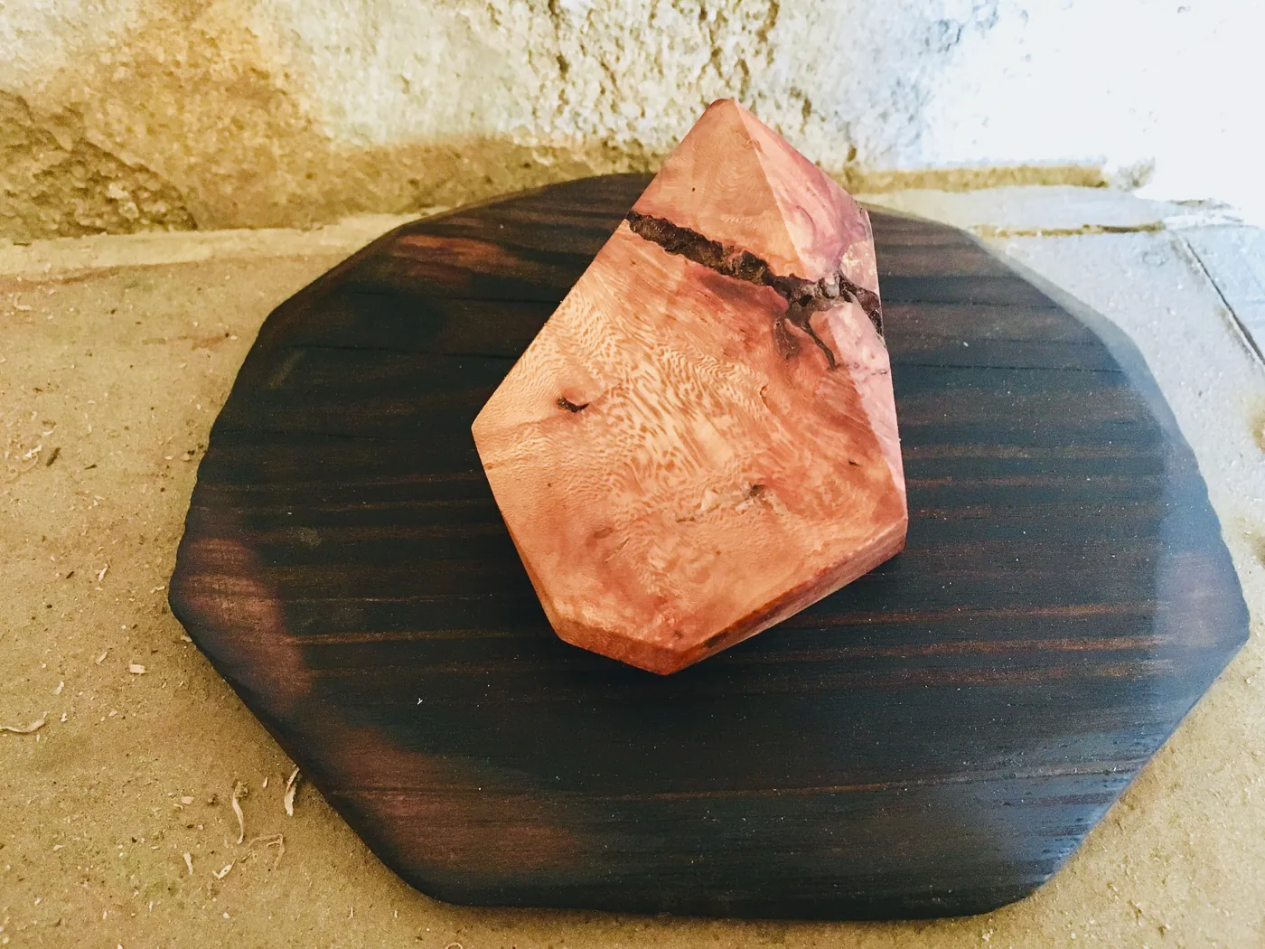 Faceted briar piece on a charred base