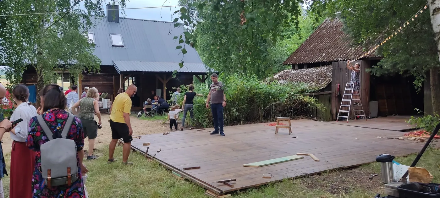 Wrzosówka: drewniany parkiet na wydarzenie taneczne
